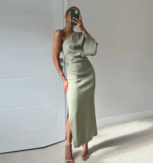 Abigail - robe maxi en satin simple avec fente sur le côté