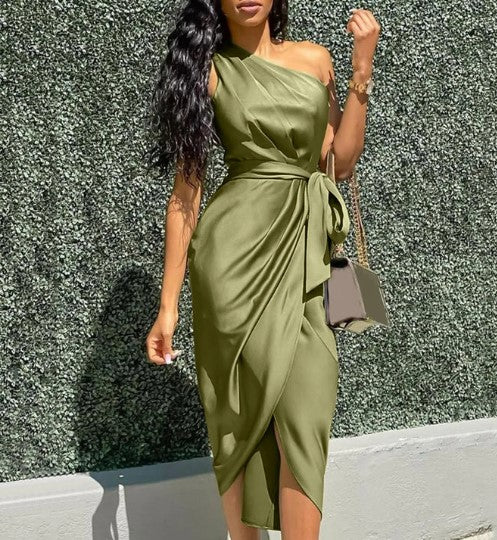 Sophia - Robe maxi one shoulder verte en satin